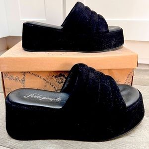 NEW FREE PEOPLE SIZE 8 ALMOST PARADISE BLACK SUEDE PLATFORM SLIP ON SLIDES SHOES